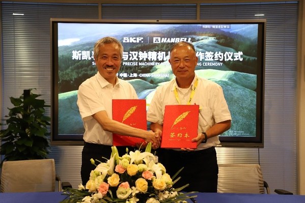 圖：斯凱孚中國及東北亞區(qū)總裁唐裕榮（左）漢鐘精機(jī)董事長余昱暄（右）合影