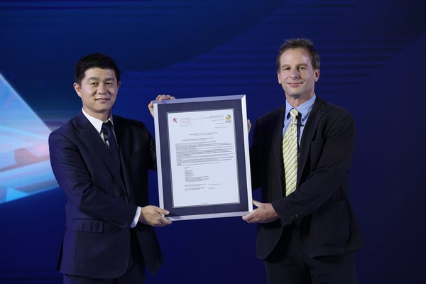 TUV萊茵大中華區(qū)認(rèn)可與認(rèn)證副總裁霍揚（右）將福田智藍(lán)M4電動卡車歐盟WVTA證書交到福田汽車海外事業(yè)部業(yè)務(wù)副總裁、新能源業(yè)務(wù)部總經(jīng)理高毅手中