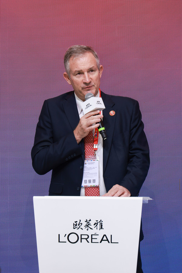 法國駐華大使羅梁在歐萊雅展臺(tái)開幕儀式上發(fā)言