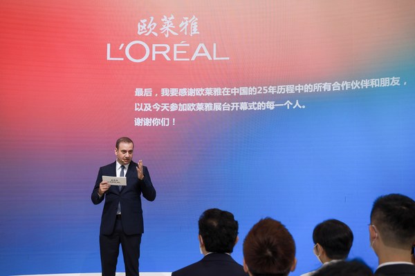 歐萊雅北亞總裁及中國首席執(zhí)行官費(fèi)博瑞在歐萊雅展臺(tái)開幕儀式上發(fā)言
