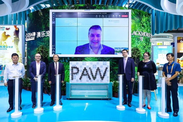 澳樂(lè)寵（PAW）中國(guó)發(fā)布會(huì)暨“可持續(xù)消費(fèi)——文明養(yǎng)寵倡議”啟動(dòng)儀式，從左至右：杜秀美，?？谑形麄鞑扛辈块L(zhǎng)，Martin Ferreyra費(fèi)馬霆，澳大利亞貿(mào)易投資委員會(huì)高級(jí)貿(mào)易投資專員兼澳大利亞駐廣州總領(lǐng)事館商務(wù)處商務(wù)領(lǐng)事，宮起君，海南國(guó)際經(jīng)濟(jì)發(fā)展局副局長(zhǎng)，John Rosair, BLACKMORES澳佳寶集團(tuán)寵物事業(yè)部總經(jīng)理，凌云海，BLACKMORES澳佳寶大中華區(qū)政府事務(wù)及法規(guī)總監(jiān)，Deb Langford林鳳儀，澳大利亞駐華大使館公使銜農(nóng)業(yè)參贊，梁源忠，海南省小動(dòng)物保護(hù)協(xié)會(huì)常務(wù)副會(huì)長(zhǎng)