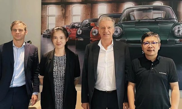 德國駐上?？傤I(lǐng)事館代總領(lǐng)事及領(lǐng)事與保時捷管理咨詢中國區(qū)董事總經(jīng)理及首席執(zhí)行總裁、合伙人合影。