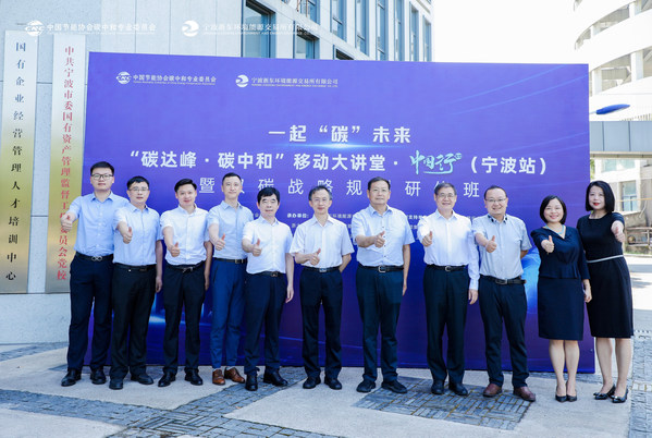 右二：必維體系認(rèn)證事業(yè)群總經(jīng)理  鄒鳳賢女士；右一：必維體系認(rèn)證事業(yè)群銷售總監(jiān)  蘭海容女士