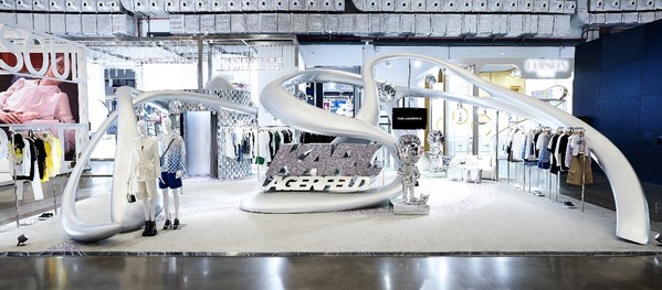 圖1 – KARL LAGERFELD 2022年消博會(huì)“未來之城”展臺(tái) 圖1 – KARL LAGERFELD 2022年消博會(huì)“未來之城”展臺(tái)