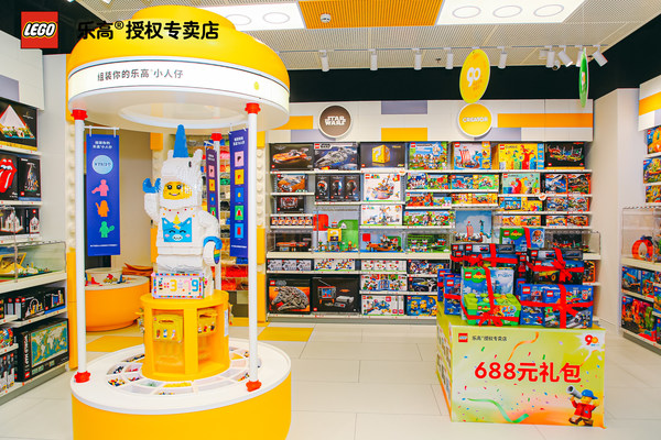 方便孩子們可以近距離與模型和積木零件互動的開放式模型陳列