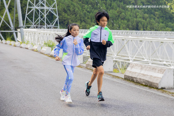 安踏兒童ד中國天眼”系列跑步風(fēng)衣 安踏兒童ד中國天眼”系列跑步風(fēng)衣