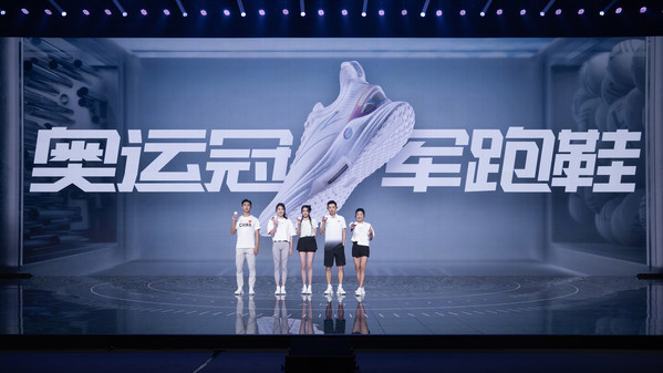 由左至右: 短道速滑冬奧冠軍武大靖、游泳奧運(yùn)冠軍張雨霏、安踏品牌全球代言人關(guān)曉彤、乒乓球男子單打奧運(yùn)冠軍張繼科、自由式滑雪空中技巧冬奧冠軍徐夢桃