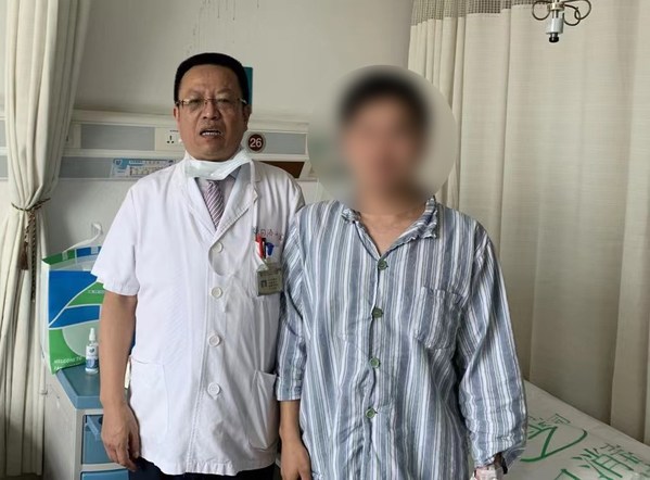 李茂全主任與患者合影 李茂全主任與患者合影