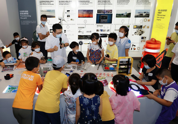 現場學生參與3M科學總動員活動