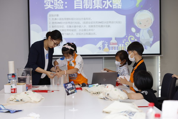 現場學生參與3M科學總動員活動