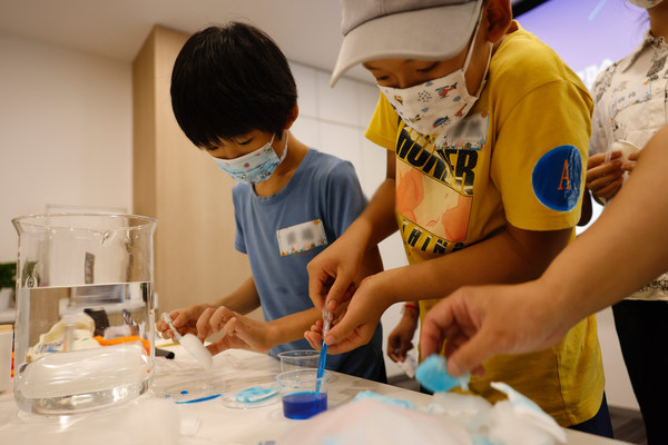 現場學生參與3M科學總動員活動