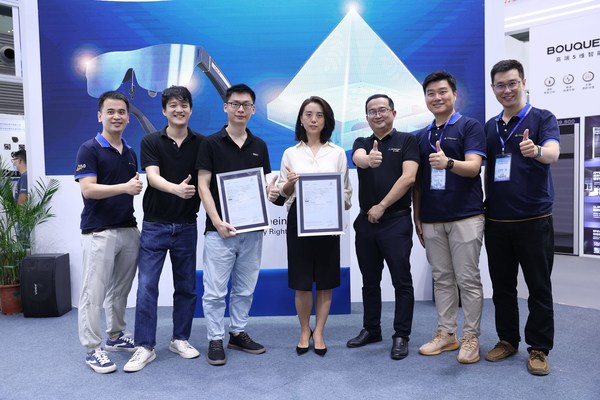 TUV萊茵向天趣星空視聽(tīng)眼鏡頒發(fā)低藍(lán)光和無(wú)頻閃認(rèn)證證書(shū)