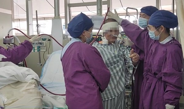 武漢協(xié)和董念國(guó)團(tuán)隊(duì)完成微創(chuàng)體外人工心臟置入手術(shù)