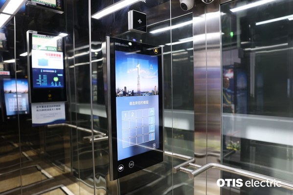 2022重慶智博會(huì)上，奧的斯機(jī)電加裝梯轎廂內(nèi)景