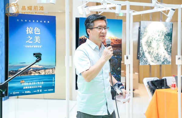 公益攝影體驗(yàn)空間分享會現(xiàn)場，人與環(huán)境影像傳播平臺創(chuàng)始人董長軍開場致辭