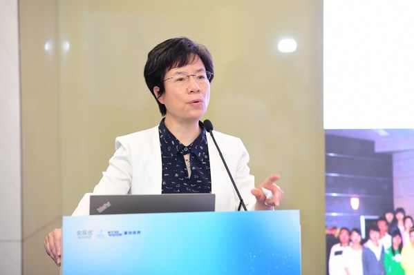 IACLE中國區(qū)負(fù)責(zé)人、復(fù)旦大學(xué)附屬眼耳鼻喉科醫(yī)院主任醫(yī)師瞿小妹教授致辭