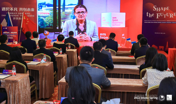 法國里昂商學(xué)院董事會(huì)主席、校長Isabelle HUAULT教授，特別從法國發(fā)來視頻致辭