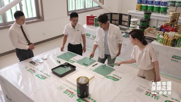 武大靖和常婷體驗(yàn)涂刷、美縫