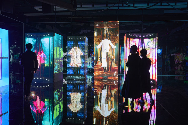 PMQ元?jiǎng)?chuàng)方主辦的《FabriX》，是香港第一個(gè)結(jié)合創(chuàng)作、制作至元宇宙營(yíng)銷的多維度虛擬時(shí)裝先導(dǎo)企劃。主要展覽是一場(chǎng)時(shí)裝、視覺藝術(shù)、科技、且充滿未來感及互動(dòng)性的視覺盛宴，帶領(lǐng)參觀者游歷于實(shí)體與虛擬之間，見證虛擬時(shí)裝的無(wú)限可能。