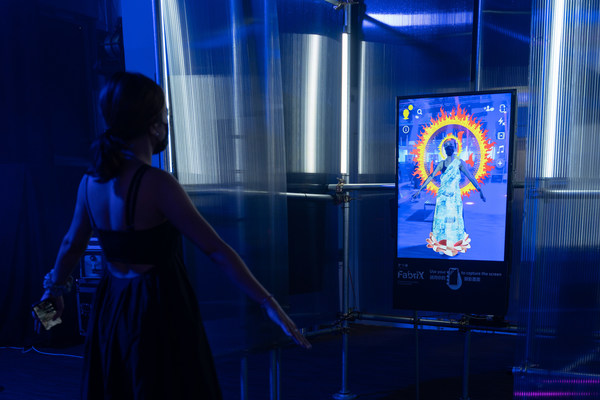 12位設(shè)計(jì)師及設(shè)計(jì)單位精心打造的虛擬時(shí)裝系列部份設(shè)計(jì)率先于《FabriX》展覽中亮相，參觀者可透過AR濾鏡即場(chǎng)體驗(yàn)試穿虛擬產(chǎn)品。