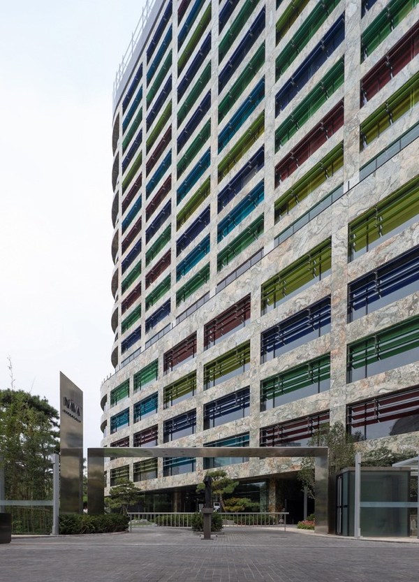 建筑引進(jìn)與哈利法塔相同的頂層原石材，演繹市中心小豪宅的極致美感