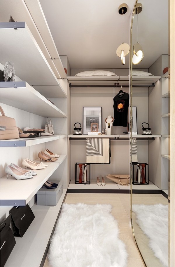 在極簡處盡現(xiàn)奢華，好萊塢式的衣帽間為時(shí)髦女性打造了獨(dú)一無二的私人品味空間