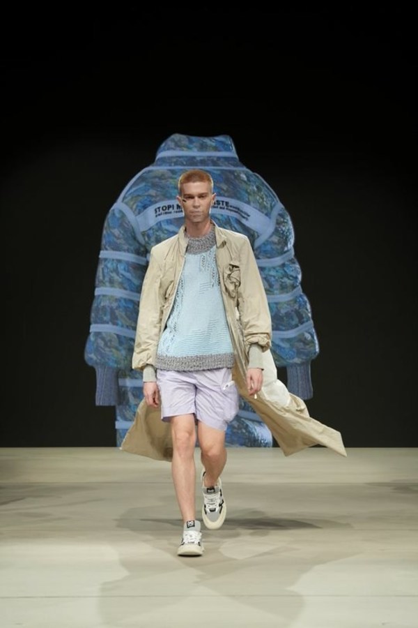 模特在決賽舞臺上展示設(shè)計師們的循環(huán)時裝設(shè)計作品