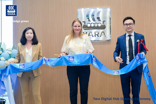 雅苒中國(guó)總經(jīng)理于曉航（左）挪威駐上?？傤I(lǐng)事Lise Nordgaard（中）雅苒中國(guó)數(shù)字中心總經(jīng)理馬致岏（右）