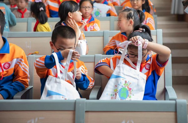 當?shù)?300個兒童及其家庭收到家庭視力健康教育促進包 當?shù)?300個兒童及其家庭收到家庭視力健康教育促進包