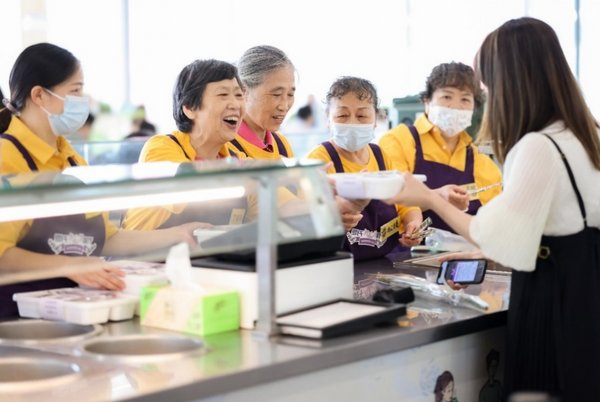 老年志愿者們在“羅氏勿忘我餐廳”與員工親切互動(dòng)