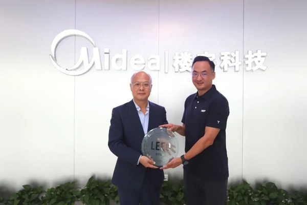 USGBC北亞區(qū)董事總經(jīng)理杜日生(左)與美的樓宇科技解決方案與交付總監(jiān)楊鵬宇(右) USGBC北亞區(qū)董事總經(jīng)理杜日生(左)與美的樓宇科技解決方案與交付總監(jiān)楊鵬宇(右)