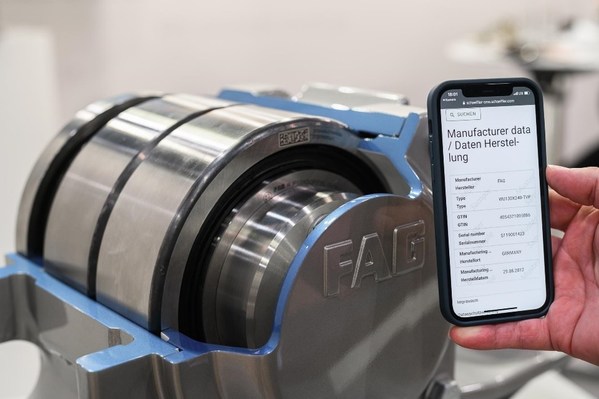 舍弗勒數(shù)據(jù)矩陣碼在軸承上的應(yīng)用為數(shù)字化供應(yīng)鏈奠定了基礎(chǔ)。通過標(biāo)準(zhǔn)化的數(shù)據(jù)交換，將零部件制造商、主機(jī)廠和鐵路運(yùn)營商連接在一起。照片：舍弗勒