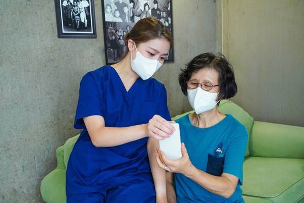 港大醫(yī)學(xué)院護(hù)理學(xué)院學(xué)生將會定期以上門探訪、電話問安及關(guān)懷訪視形式，與長者建立關(guān)系及推動有關(guān)健康議題的對話，借此培養(yǎng)電子健康素養(yǎng)的能力。