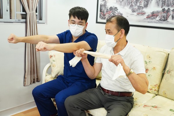 「耆青連心樂融融計劃」將有超過1,000名港大醫(yī)學(xué)院護(hù)理學(xué)院學(xué)生提供心理介入和行為指導(dǎo)服務(wù)，協(xié)助提高長者的生理、心理健康及社會適應(yīng)力。