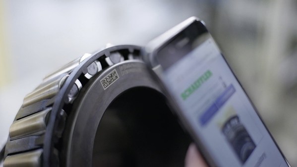 數(shù)據(jù)矩陣碼(DMC)作為產(chǎn)品唯一的數(shù)字化標(biāo)識，將物理組件與數(shù)據(jù)庫明確連接起來。這意味著，在物理組件的配合下產(chǎn)生了一對數(shù)字孿生體，包含有產(chǎn)品的特定制造數(shù)據(jù)信息，更多信息還可以不斷添加進(jìn)來。圖片：舍弗勒