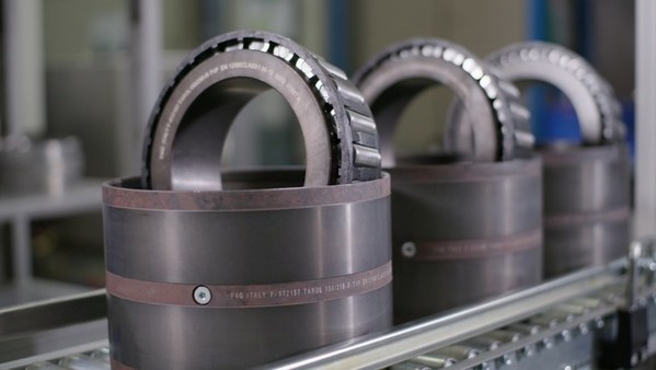 經(jīng)過維修，鐵路軸箱軸承可以實(shí)現(xiàn)基本額定壽命的多倍而不降低運(yùn)行可靠性。100%的返修服務(wù)意味著客戶最終都會收到功能齊全、經(jīng)過翻新維修合格的軸承或全新制造的軸承。這大大縮短了維修時間和車輛停機(jī)時間。圖片：舍弗勒