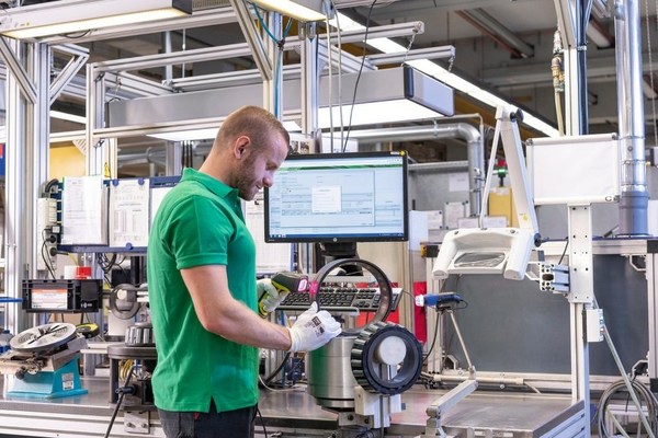 在軸承維修過程中，會更換潤滑劑并檢查所有重要部件的使用狀況，如有必要還會更換損壞部件。圖片：舍弗勒