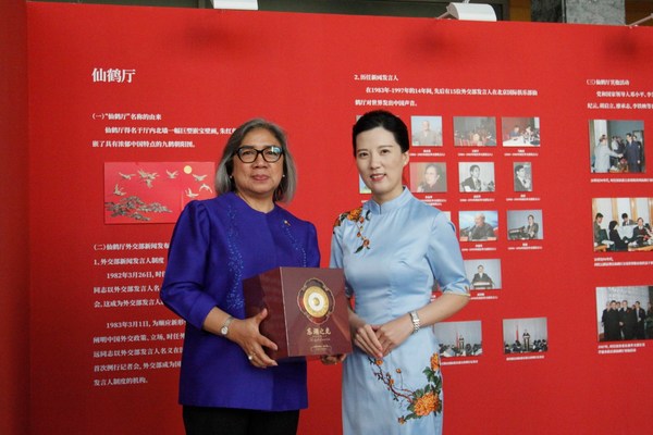 八馬茶仙子向菲律賓駐華使館農(nóng)業(yè)參贊安娜&middot;阿比切拉贈(zèng)送茶禮“東湖之光”