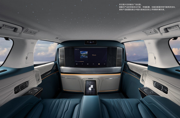 豪華智慧幕墻系統(tǒng)中的Line Array線性陣列中置，顯著增強后排音效體驗