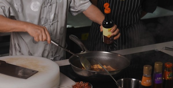 烹調(diào)麻婆豆腐時(shí)，使用的李錦記錦珍老抽味香色醇