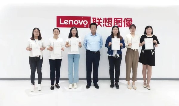 SGS知識與管理服務事業(yè)群總經(jīng)理辛斌為聯(lián)想至像內(nèi)審員頒發(fā)證書