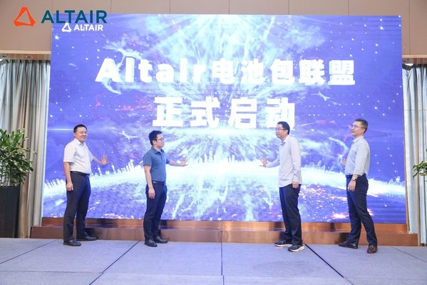 左起中國汽車工程研究院股份有限公司汽車安全技術(shù)中心性能開發(fā)室室主任史愛民、上汽通用五菱CAE經(jīng)理吳龍質(zhì)、比亞迪鋰電池有限公司仿真技術(shù)部經(jīng)理雷松博士、Altair汽車行業(yè)總監(jiān)劉志強