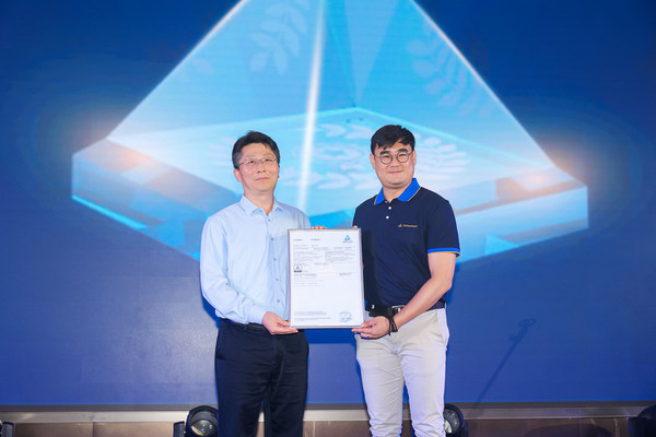 TUV萊茵向超聚變液冷整機(jī)柜服務(wù)器頒發(fā)防泄漏認(rèn)證證書(shū)