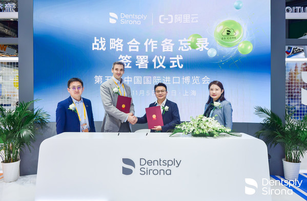 現(xiàn)場(chǎng)嘉賓(由右至左): 袁千 - 阿里巴巴集團(tuán)副總裁 阿里云智能?chē)?guó)際事業(yè)部總裁 宋瑛橋 - 阿里云智能?chē)?guó)際事業(yè)部MNC大客戶(hù)部總經(jīng)理 Juan Rodighiero - 登士柏西諾德中國(guó)市場(chǎng)總監(jiān) 陳頎瀟 - 登士柏諾德數(shù)字平臺(tái)與解決方案負(fù)責(zé)人 現(xiàn)場(chǎng)嘉賓(由右至左): 袁千 - 阿里巴巴集團(tuán)副總裁 阿里云智能?chē)?guó)際事業(yè)部總裁 宋瑛橋 - 阿里云智能?chē)?guó)際事業(yè)部MNC大客戶(hù)部總經(jīng)理 Juan Rodighiero - 登士柏西諾德中國(guó)市場(chǎng)總監(jiān) 陳頎瀟 - 登士柏諾德數(shù)字平臺(tái)與解決方案負(fù)責(zé)人