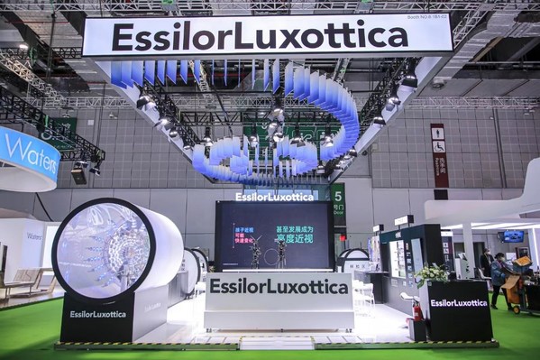 依視路陸遜梯卡進(jìn)博會展臺