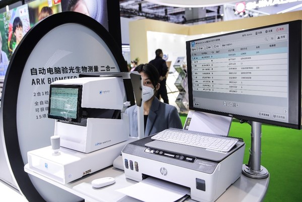 依視路自動電腦驗(yàn)光生物測量二合一ARK Biometer Combo專業(yè)版首度亮相本次進(jìn)博會