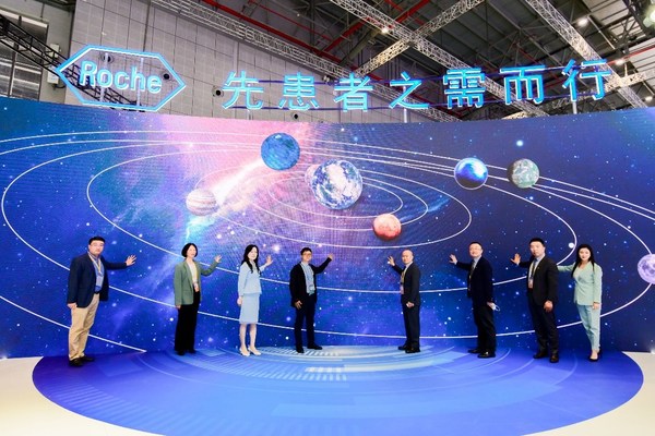 左起：羅氏制藥中國(guó)血液負(fù)責(zé)人是豪、羅氏全球藥品開(kāi)發(fā)中國(guó)中心負(fù)責(zé)人李昕博士、上海交通大學(xué)醫(yī)學(xué)院附屬瑞金醫(yī)院副院長(zhǎng)趙維蒞教授、淋巴瘤之家創(chuàng)始人顧洪飛、中華醫(yī)學(xué)會(huì)血液學(xué)會(huì)分會(huì)主任委員吳德沛教授、羅氏制藥中國(guó)客戶交互模式腫瘤領(lǐng)域總經(jīng)理錢巍、羅氏制藥中國(guó)醫(yī)學(xué)及個(gè)體化醫(yī)療副總裁李濱、羅氏制藥企業(yè)事務(wù)與傳播副總裁隆偉利