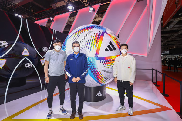 左起：范志毅、徐根寶與阿迪達(dá)斯大中華區(qū)足球品類高級(jí)總監(jiān)林益良