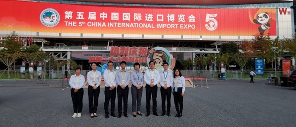 英國(guó)Pickering集團(tuán)中國(guó)分公司在進(jìn)博會(huì)展館合影 英國(guó)Pickering集團(tuán)中國(guó)分公司在進(jìn)博會(huì)展館合影