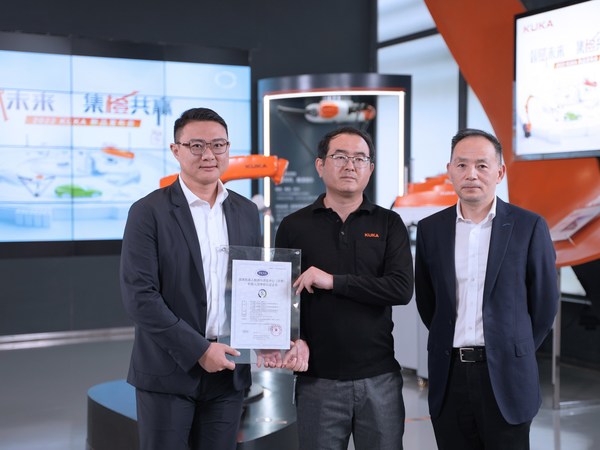 上海電器科學(xué)研究所（集團(tuán)）有限公司副總裁鄭軍奇為庫(kù)卡SCARA全系列頒發(fā)《機(jī)器人潔凈級(jí)認(rèn)證證書》；從左至右：庫(kù)卡產(chǎn)品企劃負(fù)責(zé)人魏來(lái)，庫(kù)卡研發(fā)高級(jí)經(jīng)理王邵玉，上電科副總裁鄭軍奇